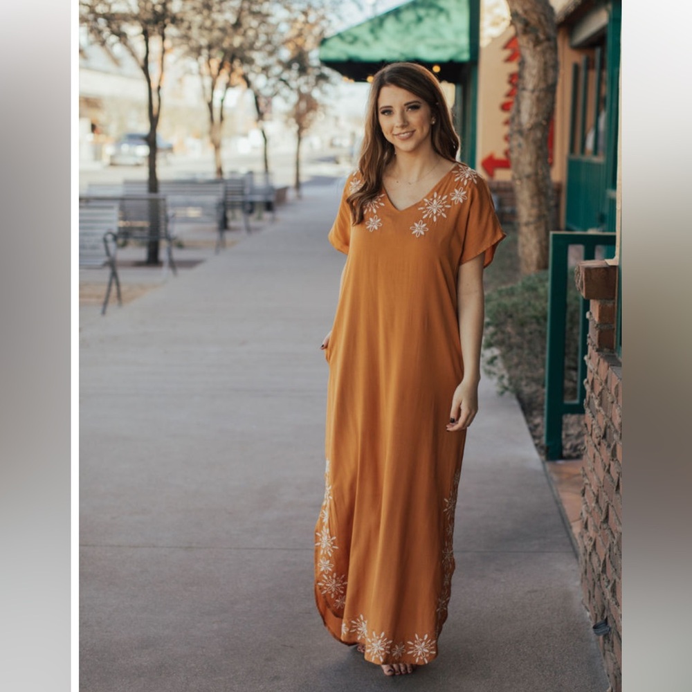 Andree By Unit Embroidered Maxi - Picture 4 of 15